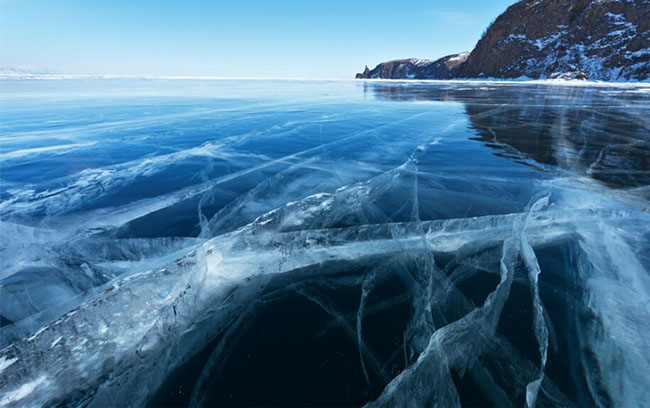 Hồ Baikal nằm ở phía nam của đông Siberia, thuộc lãnh thổ của Cộng hòa Buryatia và Irkutsk Oblast.